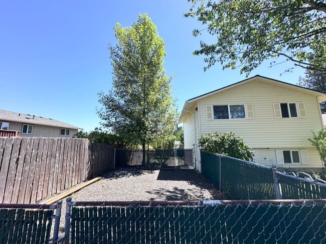 Building Photo - Newly Remodeled 4 Bed, 2.5 Bath with a Spa...