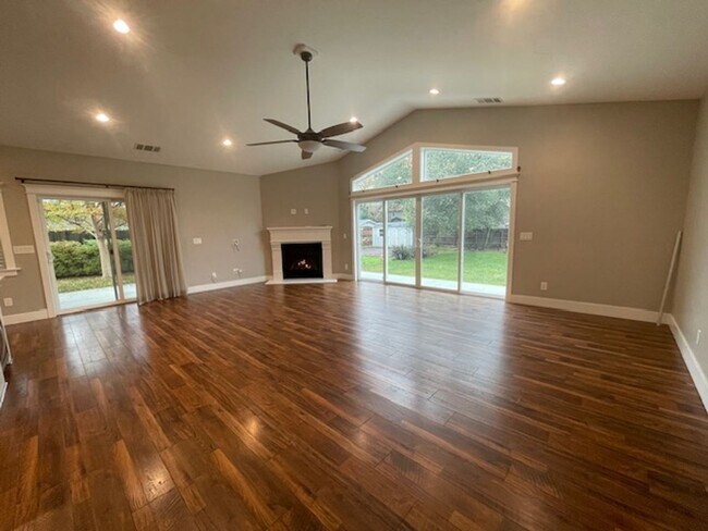 Foto del edificio - Classic Home with Modern Remodel and Huge Backyard!