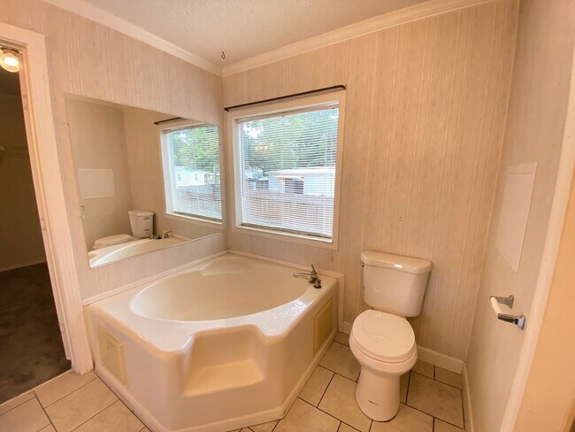Building Photo - Charming 3 bedroom, 2 bathroom house in Ca...