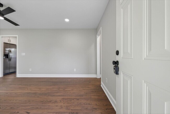 Building Photo - 221 Clearview Dr