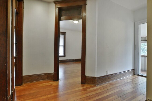 Foto del edificio - Great CENTRAL Location 5 Bedroom House - Virtual Showings Available