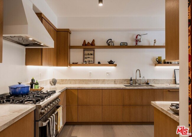 Foto del edificio - 6435 Zumirez Dr