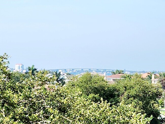 Foto del edificio - 5950 Pelican Bay Plaza S