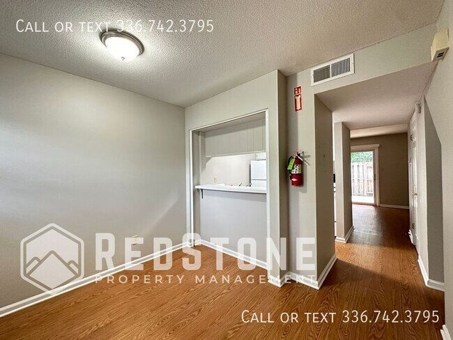 Building Photo - 2 Bedroom 1.5 Bath - Apartment