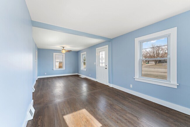 Dining - 8232 Taft St