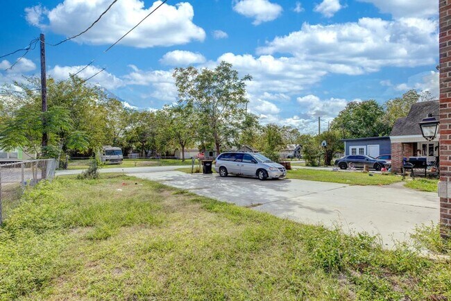 Building Photo - 14633 Renault St