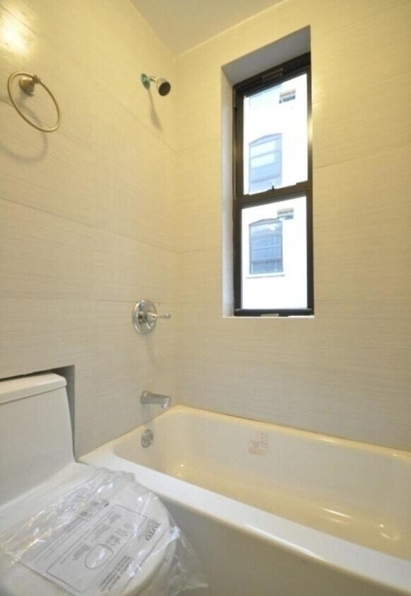 Building Photo - 307 E 110th St