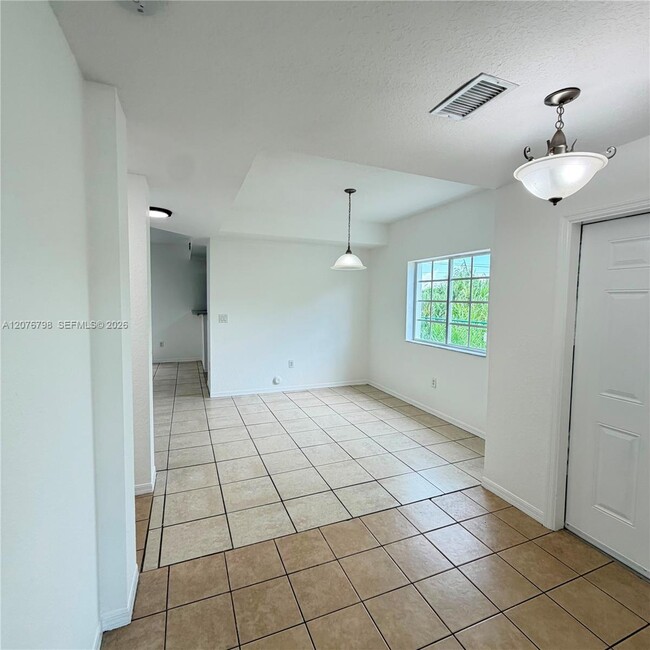 Building Photo - 923 SE 16th Ct