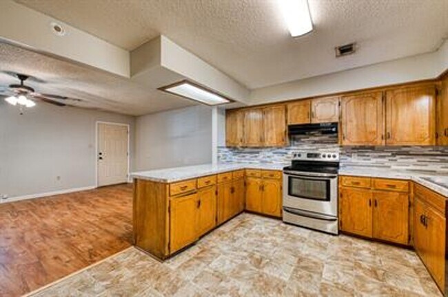 Foto del edificio - 114 S Mitchell St