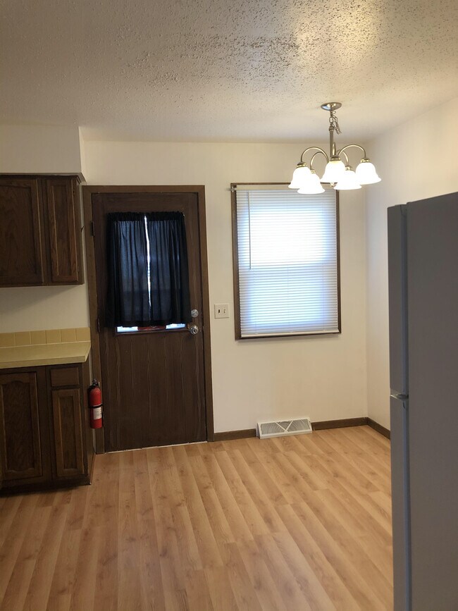 Building Photo - 1721 N Elsie Ave