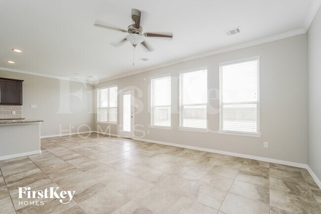 Foto del edificio - 6730 Trinity Trail Ln