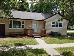 Building Photo - 405 Ronalds St