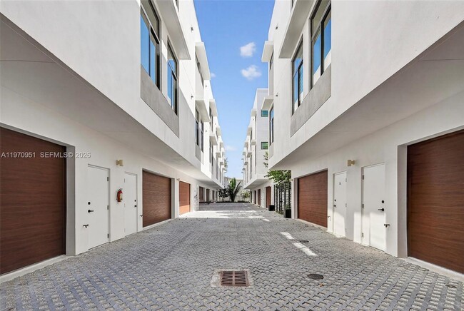 Foto del edificio - 529 NE 61st St