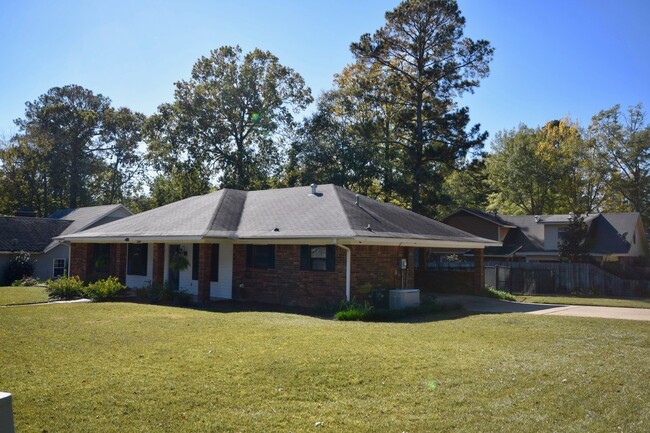 Foto del edificio - Remodeled Home on Corner Lot