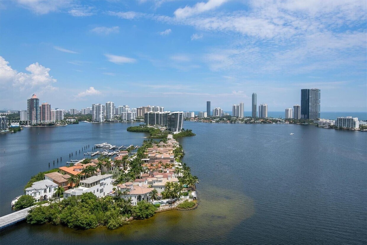 Foto principal - 3000 Island Blvd