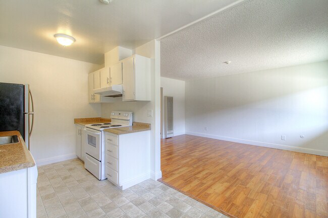 Building Photo - 6233 Montecito Blvd
