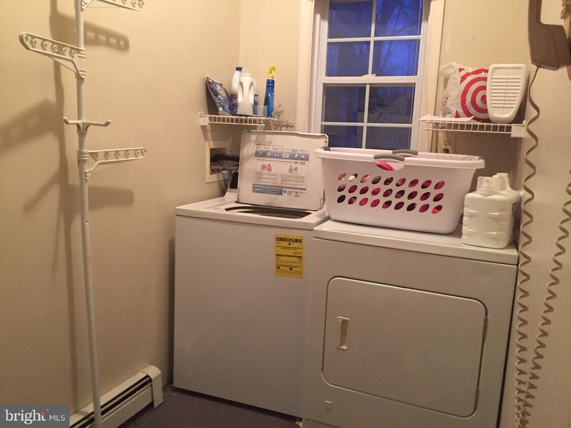 Foto principal - 7256-BASEMENT Greenwich Rd