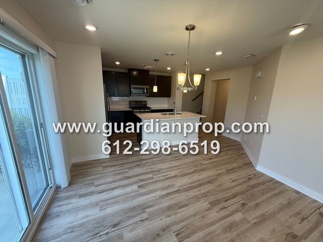 Building Photo - End Unit Townhouse Available Now, Open Floor Plan, Loft Area, Large Primary Suite, Side Patio