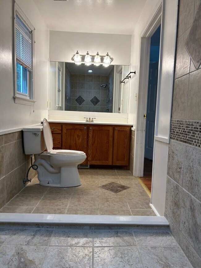 Foto del edificio - Lakefront Living with Style and Space