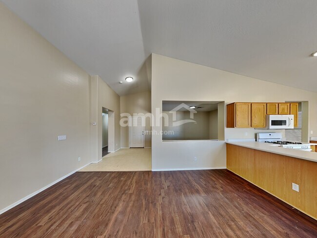 Foto del edificio - 12724 W Flores Dr