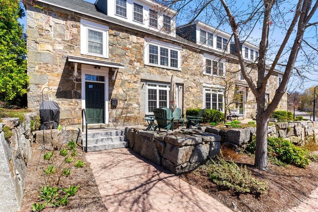 Building Photo - Historic River Condo