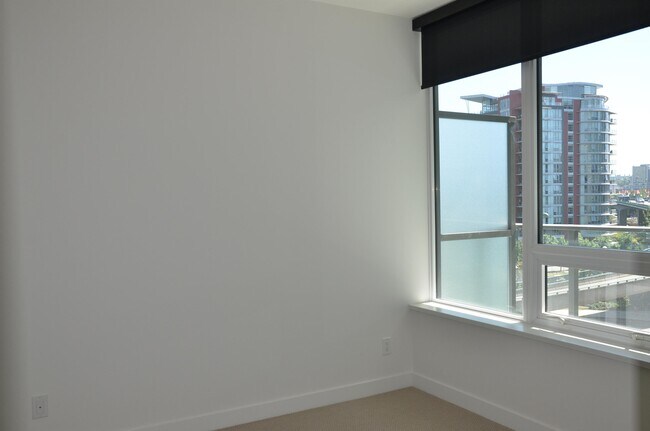 Building Photo - 68 Smithe St