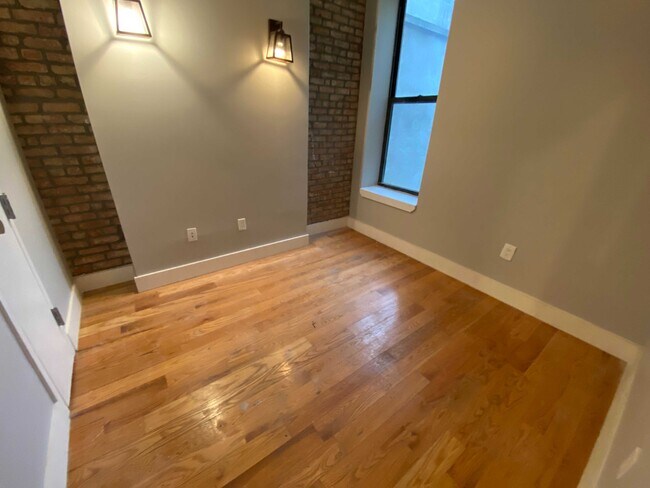 Building Photo - 456 Madison St