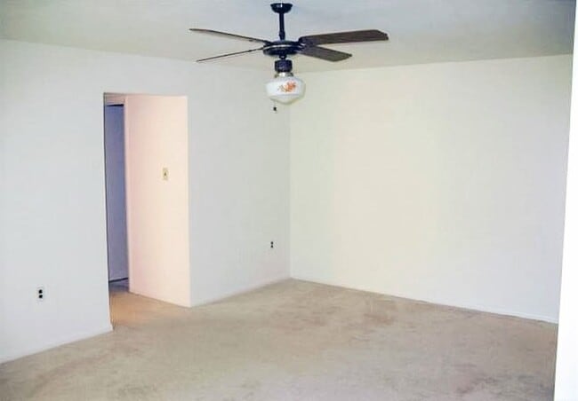 Building Photo - Spacious, 2 Bed 1 Bath Condo In Fantastic Mclean Chase Location – Minutes To Tysons