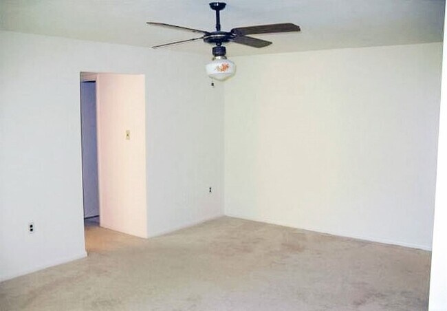 Foto del edificio - Spacious, 2 Bed 1 Bath Condo In Fantastic Mclean Chase Location – Minutes To Tysons