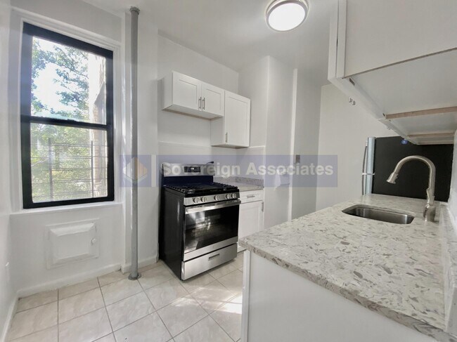 Building Photo - 850 W 176th St