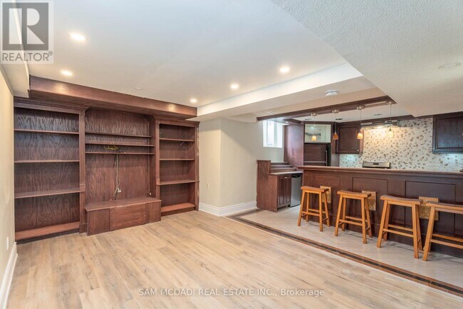 Photo du bâtiment - 1609 Hollywell Ave