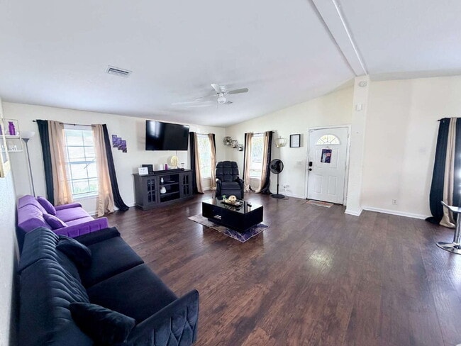 Building Photo - "Charming 4-Bed Oasis with 2 Baths in Prime West Palm Beach Location – 1560 Sq Ft of Comfort!"