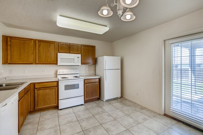 Foto del edificio - Only 10 miles from Randolph AFB & 6 miles from BAMC- Lawn Care Included!