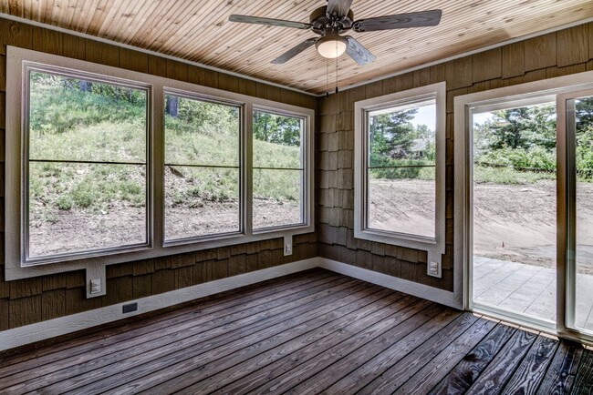 Building Photo - Furnished twin home