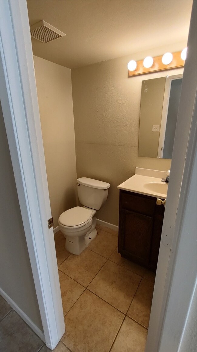 Building Photo - 4513 1/2 Bernardo De Galvez Ave