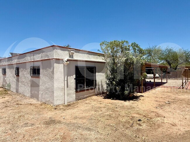 Building Photo - 1303 N Walnut Blvd