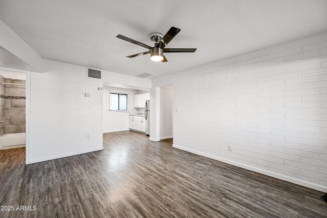 Foto del edificio - 1744 W Glendale Ave