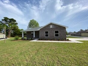 Building Photo - 19 W Lake Cir