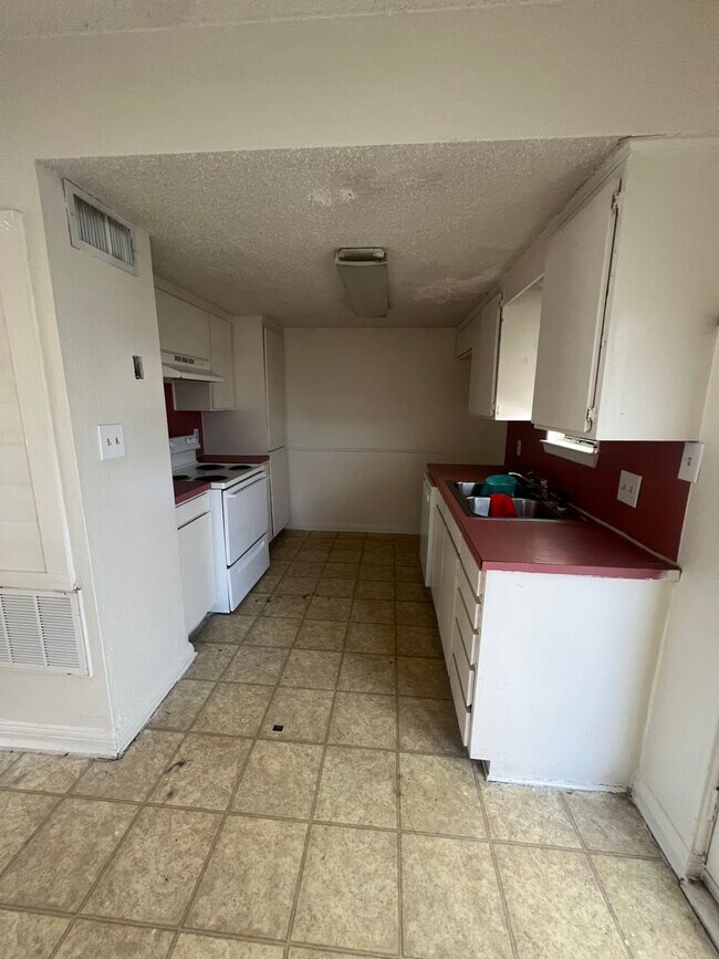 Building Photo - 2 Bed/ 1.5 Bath Townhouse