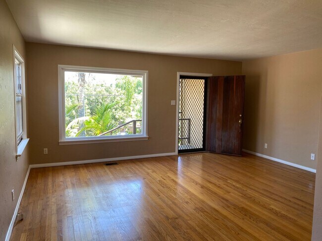Foto del edificio - Lovely & Amazing Location-2 Bed/1 Bath Hom...