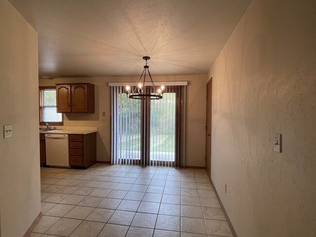 Building Photo - 1380 Cardinal Ln