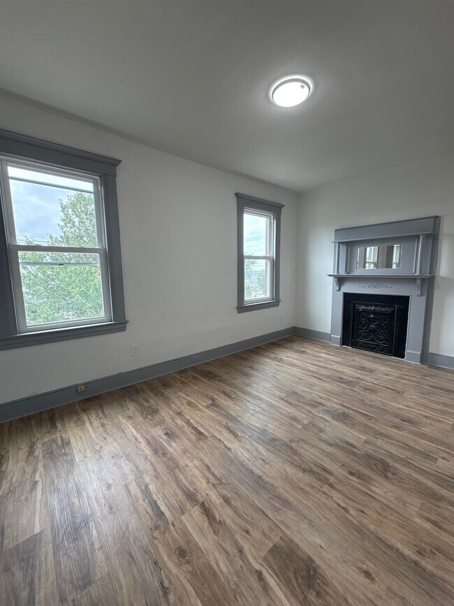 Building Photo - 47 Vreeland Ave