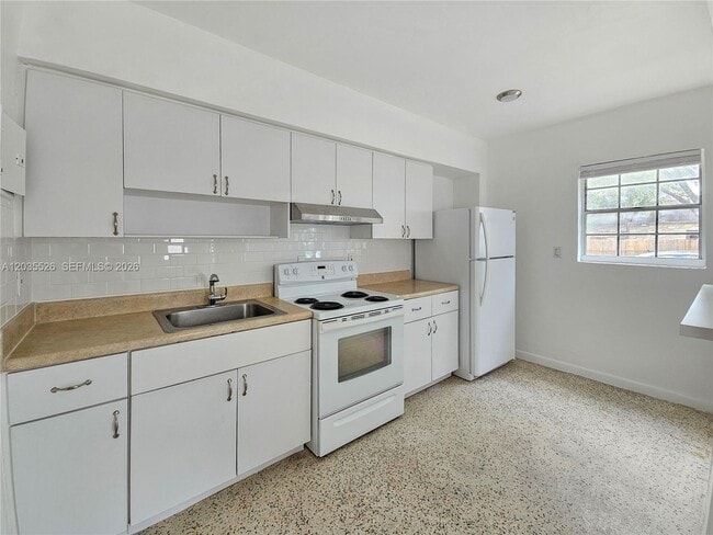 Building Photo - 6601 SW 10th St