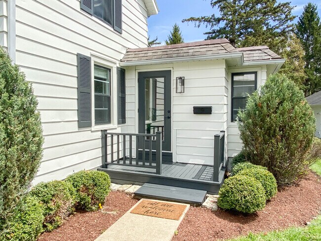 Building Photo - 560 S Webster St