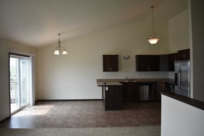 Building Photo - 3 Bed 3 Bath Twinhome Available!