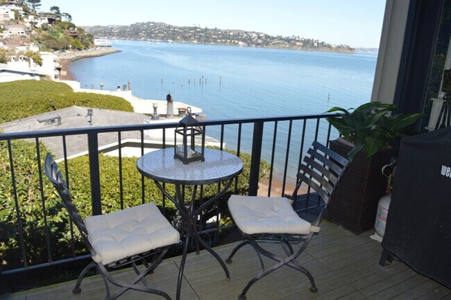 Building Photo - Tastefully Updated Sausalito Condo with Sp...