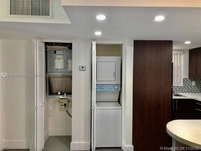 Building Photo - 8870 Fontainebleau Blvd