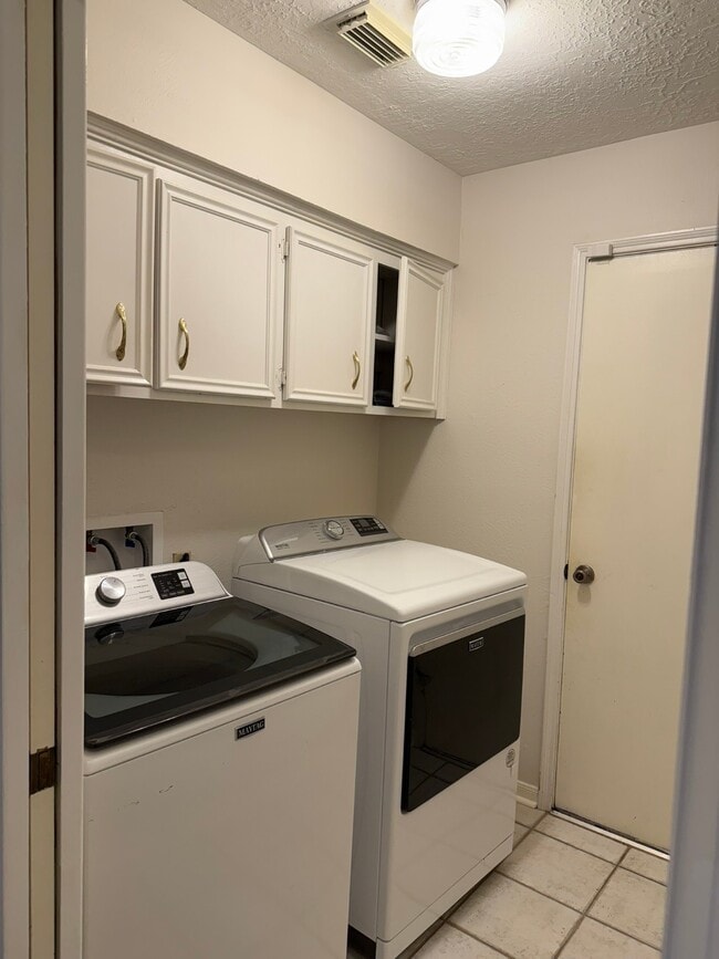 Building Photo - 515 Tresvant Dr