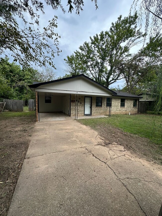 Building Photo - 3 Bedroom and 2 Bathroom home.