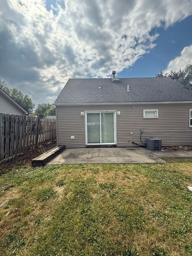 Foto del edificio - Austintown, Updated 3/4 Bedroom, 1 1/2 Bat...